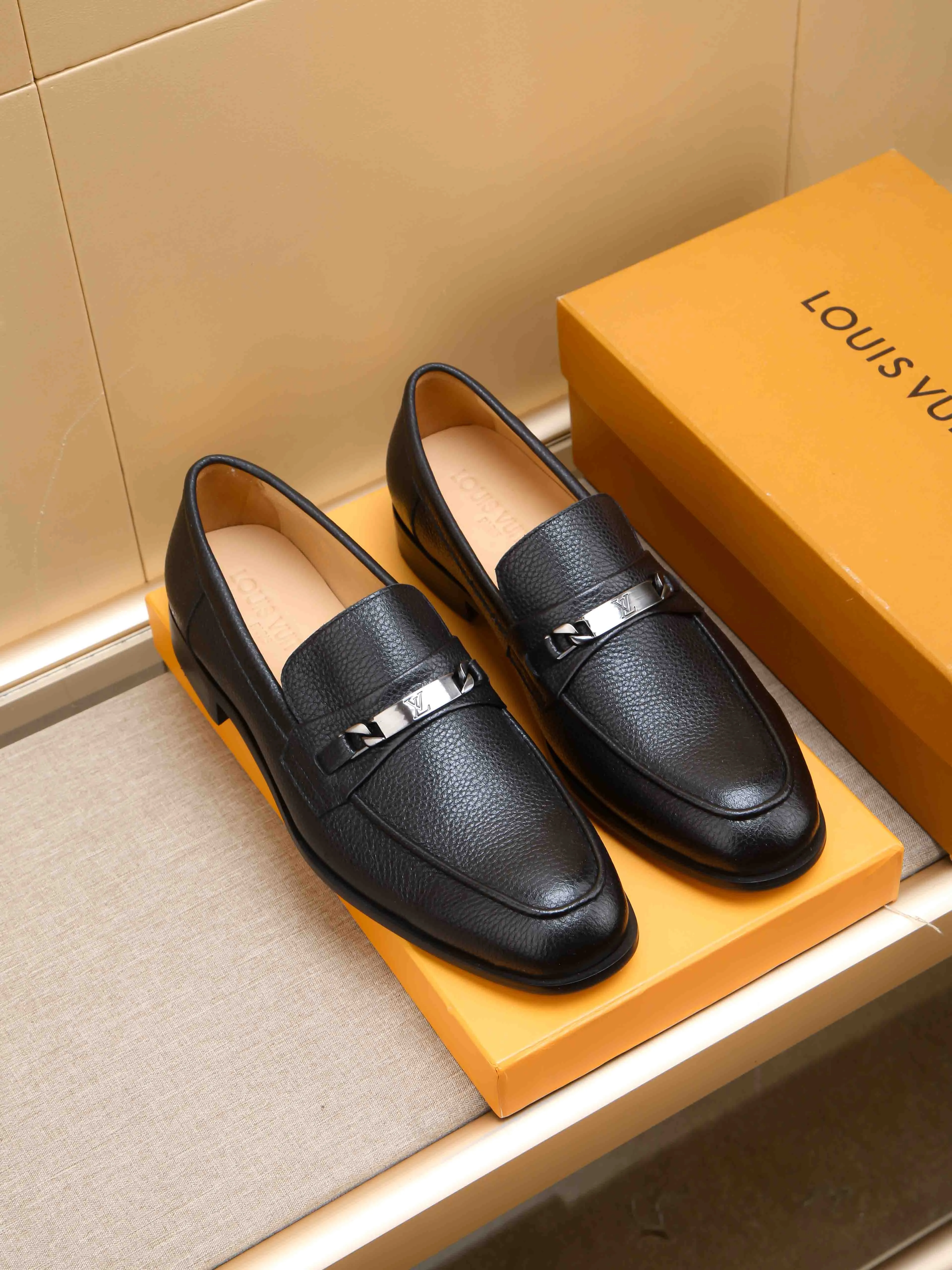 Men's shoes 💰 460 💰 Louis Vuitton LV ® 🆕 model 🔛Full shoe counter, first layer cowhide, 🐂leather lined casual shoes for men, super soft outsole, essential for driving. Counter synchronization, original first layer cowhide, completely 1:1 mold customization🌹top version, color optional! Number: 39-44 (customized at 38.45)